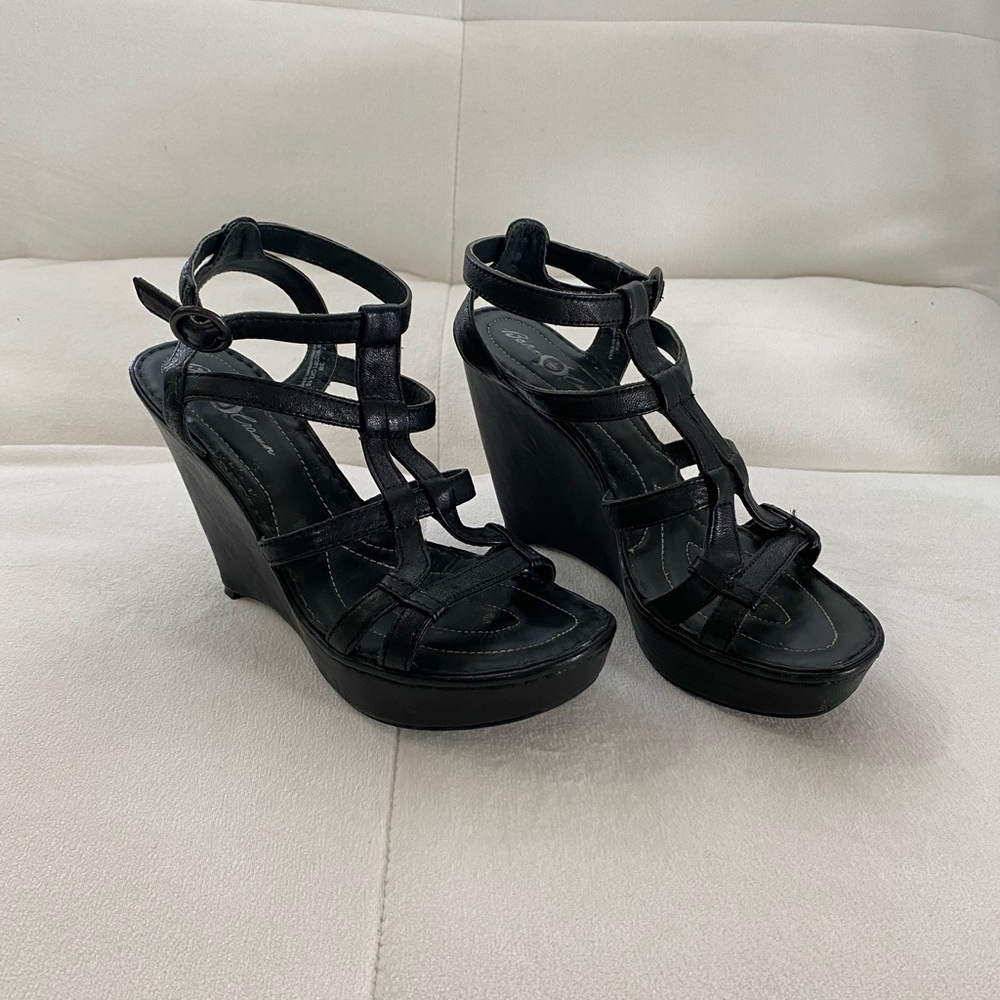 Born Crown size 7 wedges